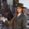 Guaso. Lana 180g en color kaki. Con cinta Lucca camel. - Imagen 2