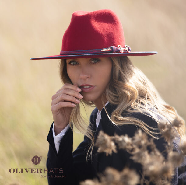 Dalton. Lana 120g impermeable roja con cinta Columbia y ribete de cordón azul.