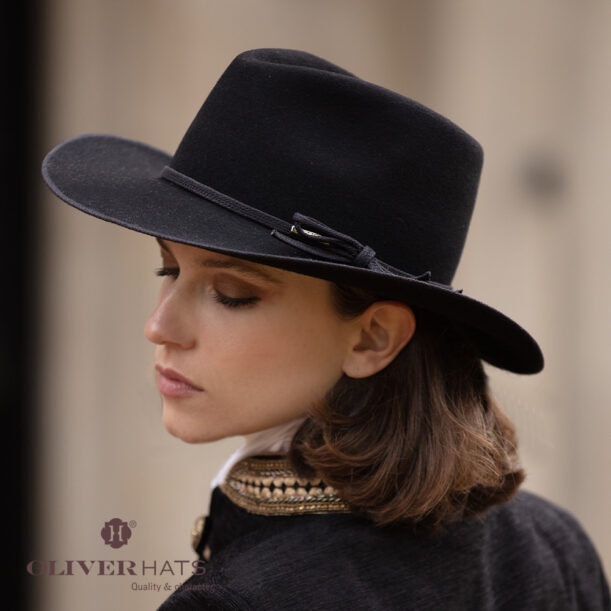 Traveller. Lana 120g impermeable en color negro con cinta Dawson y ribete de cordón.
