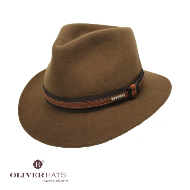 Traveller. En lana 120g impermeable en color habano con cinta Latocín.