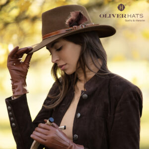 Traveller lana 120g impermeable en color habano con cinta Montana y pluma.