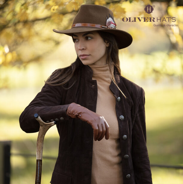 Traveller lana 120g impermeable en color habano con cinta Montana y pluma. - Imagen 2