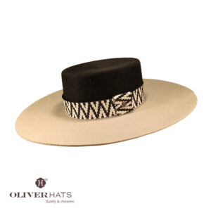 Gondolero. Lana 200g Black & White con cinta Siux. Ala 12cm.